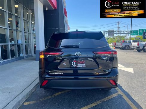 Used 2024 Toyota Highlander XLE AWD/4WD image 7