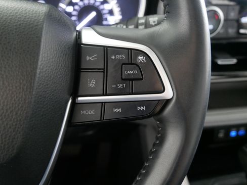 Used 2022 Toyota Highlander XLE image 28