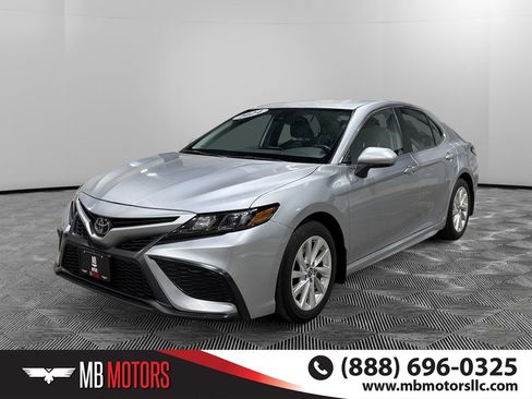 Used 2024 Toyota Camry SE image 9