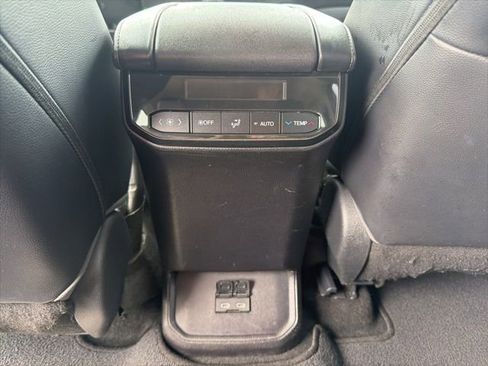 Used 2023 Toyota Highlander XLE image 14