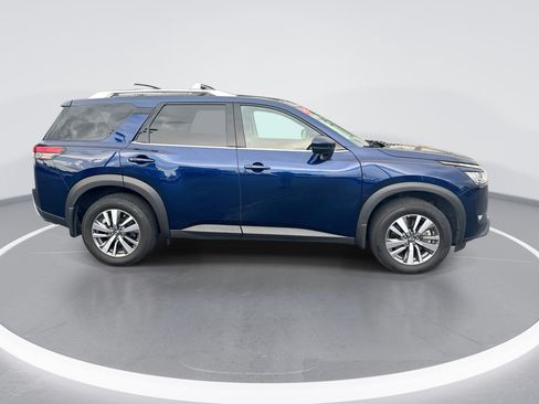 Used 2024 Nissan Pathfinder SL FWD image 3