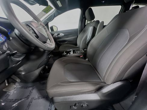 Used 2024 Chrysler Pacifica Touring FWD image 15