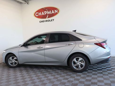 Used 2022 Hyundai Elantra SE image 3