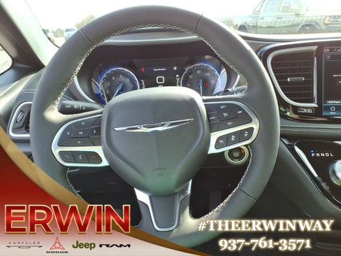 New 2026 Chrysler Pacifica Select image 11