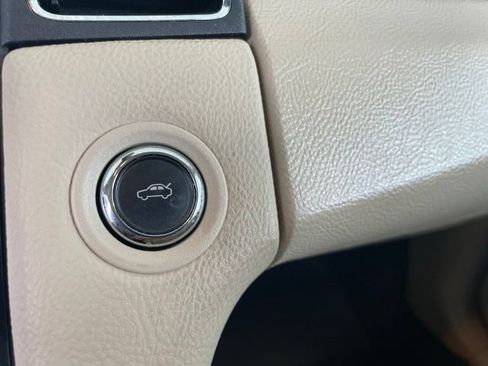 Used 2018 Ford Taurus Limited w/ Driver Assist Package FWD image 40