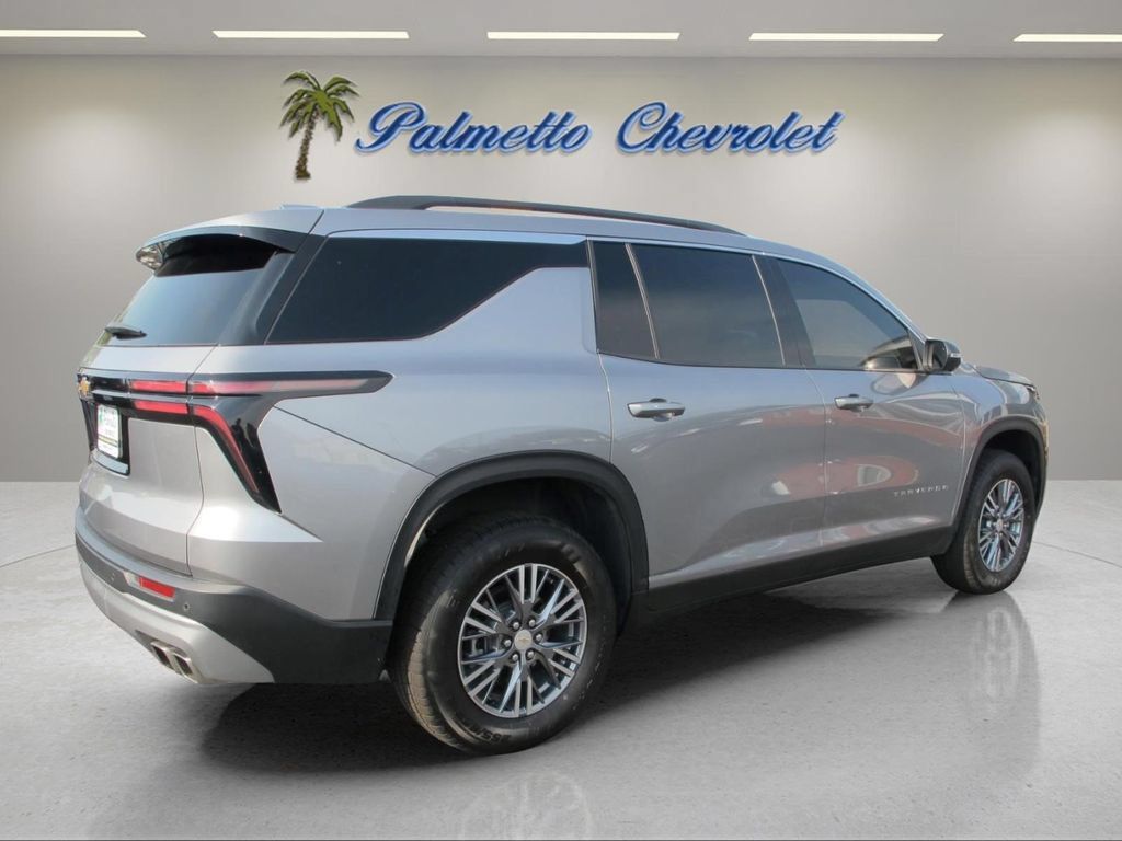 Used 2025 Chevrolet Traverse LT w/ Driver Confidence Package FWD image 3