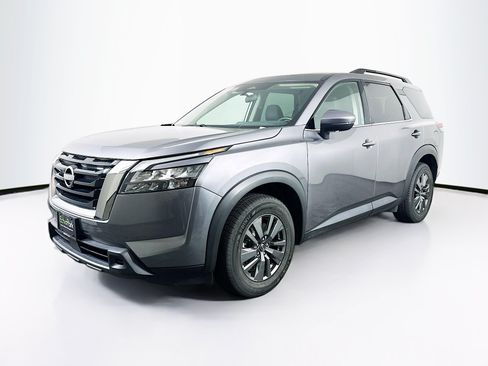 Used 2024 Nissan Pathfinder SV FWD image 3