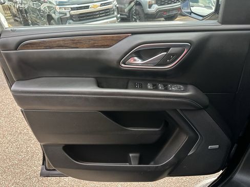 Used 2024 Chevrolet Suburban Premier image 30