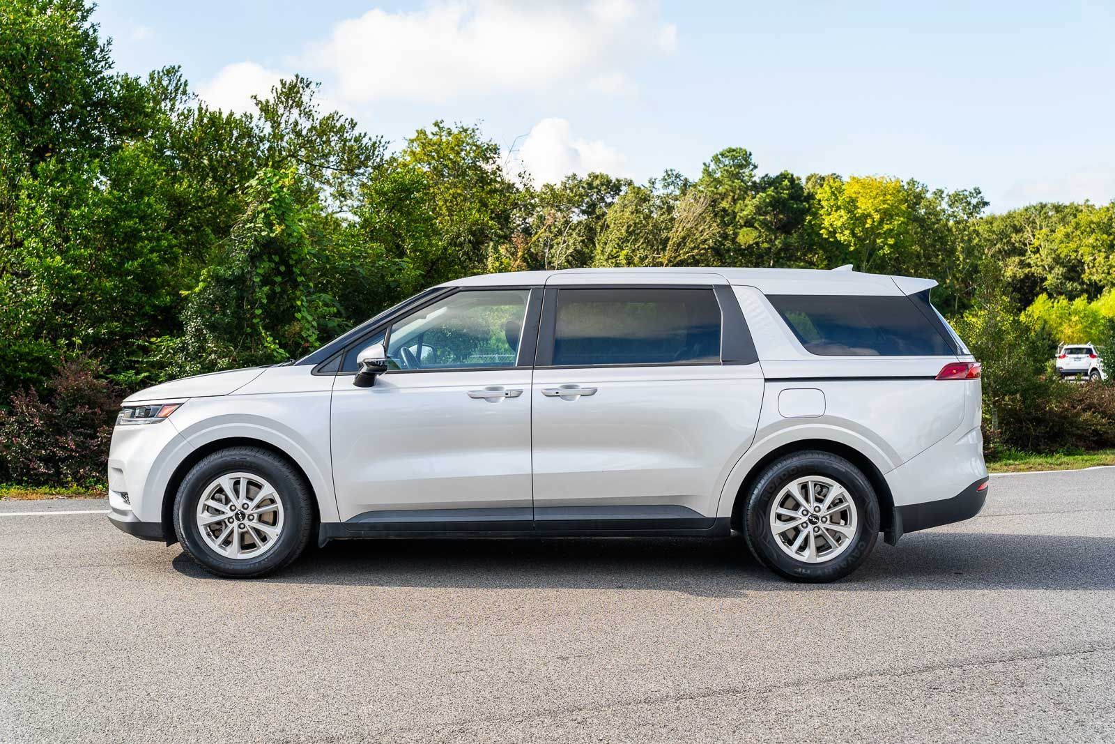 Used 2023 Kia Carnival LX FWD image 4