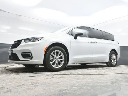 Used 2023 Chrysler Pacifica Touring-L image 35