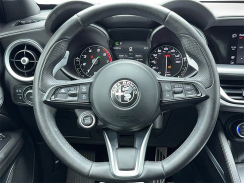Used 2022 Alfa Romeo Stelvio Veloce image 18