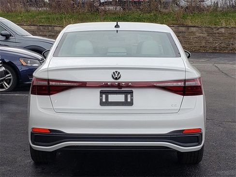 New 2025 Volkswagen Jetta SE image 4