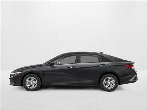 New 2025 Hyundai Elantra SE image 3