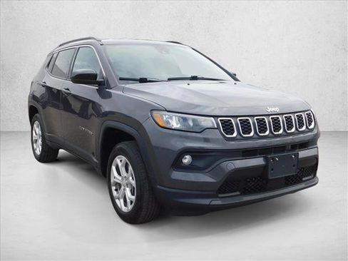 Used 2024 Jeep Compass Latitude AWD/4WD image 5