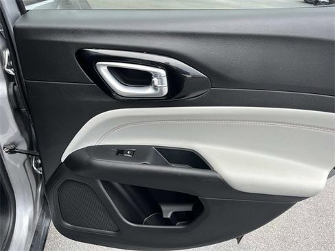 Used 2023 Jeep Compass Limited image 19