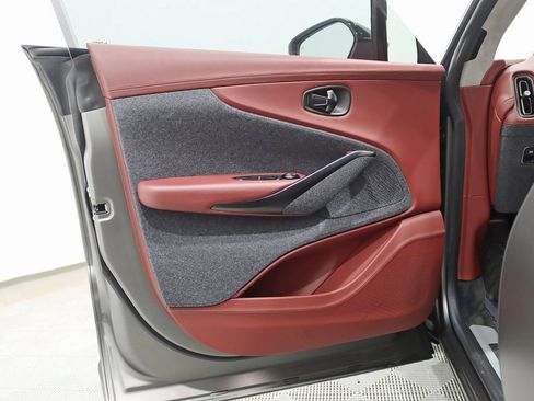 Used 2021 Aston Martin DBX image 40