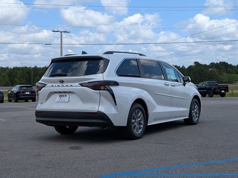 New 2026 Toyota Sienna XLE image 5
