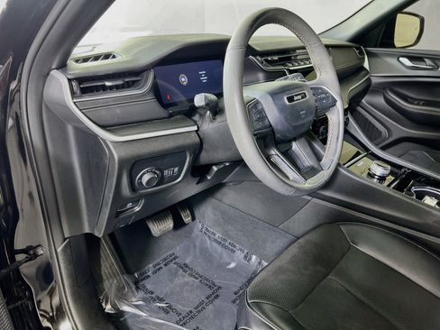 Used 2023 Jeep Grand Cherokee Altitude AWD/4WD image 9