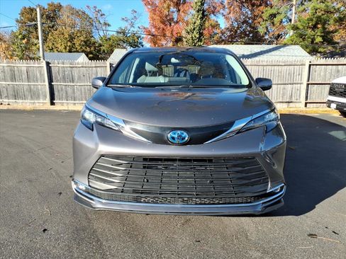 Certified 2024 Toyota Sienna XLE image 32