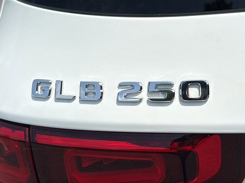 Used 2021 Mercedes-Benz GLB 250 GLB 250 image 32