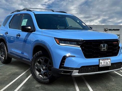Used 2025 Honda Pilot TrailSport image 12
