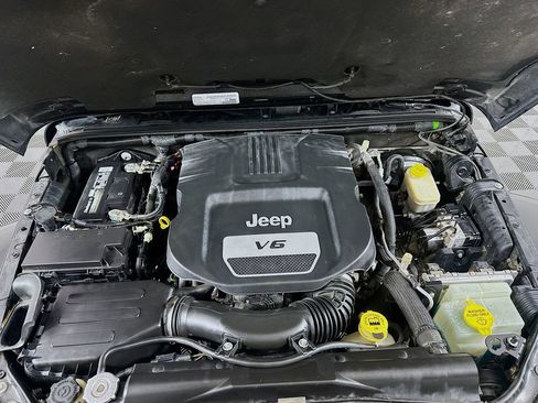 Used 2017 Jeep Wrangler Unlimited Sahara w/ Connectivity Group image 27