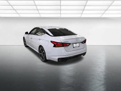 Used 2024 Nissan Altima 2.5 SR w/ SR Premium Package FWD image 7
