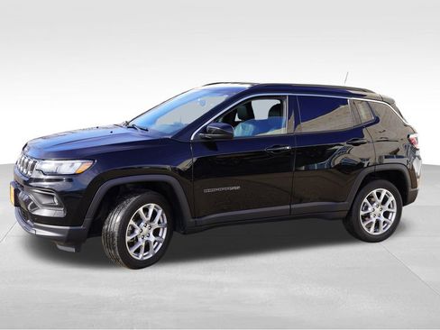 Used 2023 Jeep Compass Latitude image 10