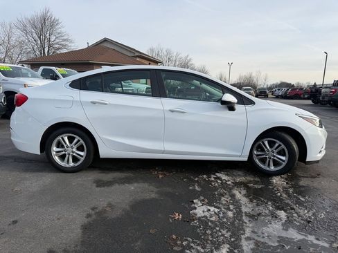 Used 2017 Chevrolet Cruze LT image 4