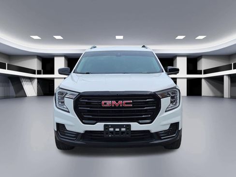 Used 2024 GMC Terrain SLE w/ Driver Convenience Package FWD image 9