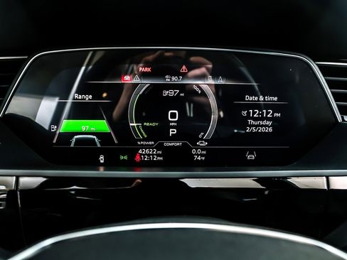 Used 2023 Audi e-tron Premium Plus w/ Premium Plus Package image 19