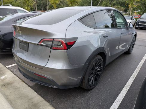 Used 2025 Tesla Model Y Long Range RWD image 2