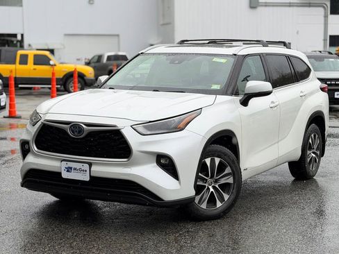 Used 2022 Toyota Highlander XLE AWD/4WD image 1