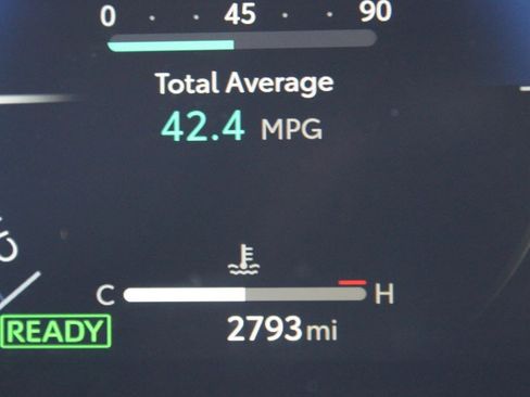 Used 2025 Toyota Camry XLE FWD image 4