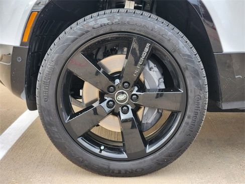 Used 2025 Land Rover Defender 130 X-Dynamic SE image 8