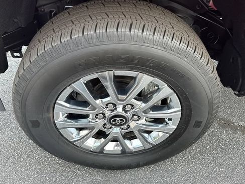 Used 2024 Toyota Tacoma Limited w/ Limited Package (LT) AWD/4WD image 10