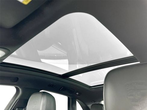Certified 2026 Porsche Macan AWD/4WD image 36