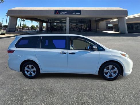 Used 2016 Toyota Sienna L image 7