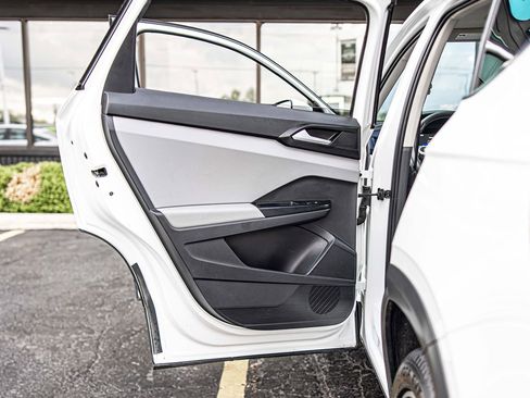 Used 2022 Volkswagen Taos SE w/ Panoramic Sunroof Package FWD image 33