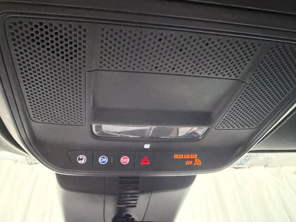 Used 2025 Chevrolet Traverse LT FWD image 21