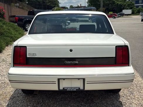 Used 1991 Oldsmobile Cutlass Calais Sedan FWD image 8