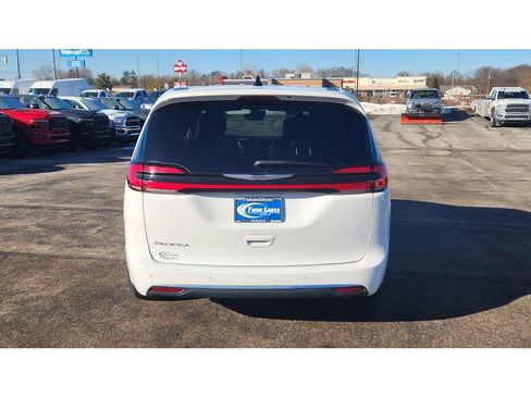 Used 2025 Chrysler Pacifica Select FWD image 7