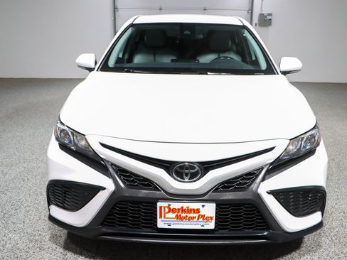 Used 2023 Toyota Camry SE FWD image 4