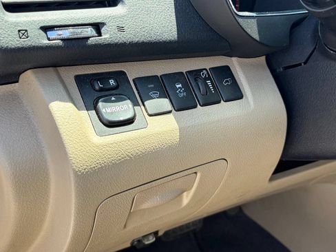 Used 2011 Toyota Highlander SE w/ Tow Pkg FWD image 7