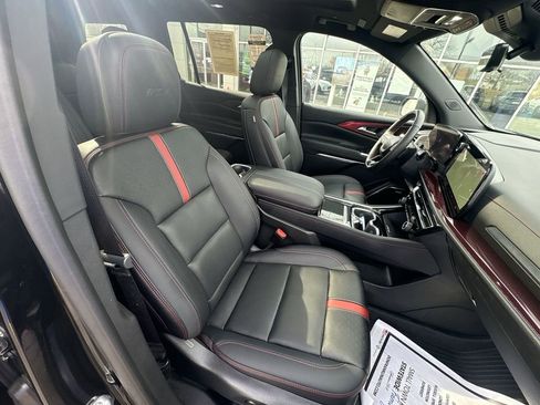 Used 2025 Chevrolet Traverse RS image 26