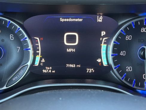 Used 2023 Chrysler Pacifica Touring-L FWD image 23