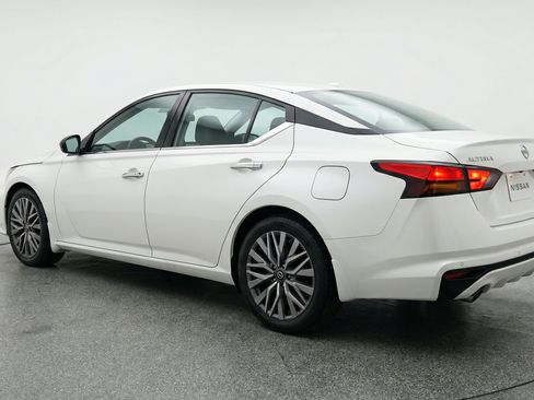 Used 2025 Nissan Altima 2.5 SV FWD image 6