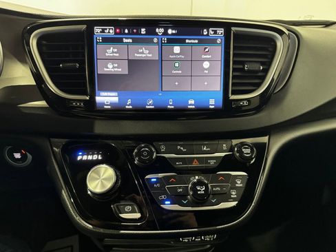 Used 2025 Chrysler Pacifica Select FWD image 12