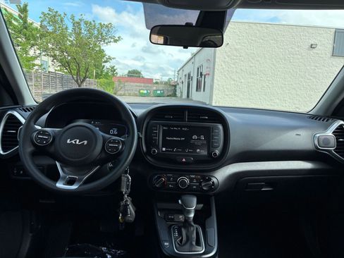 Used 2025 Kia Soul LX w/ LX Technology Package FWD image 32