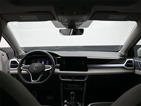 Used 2025 Volkswagen Taos SE w/ Panoramic Sunroof Package image 29